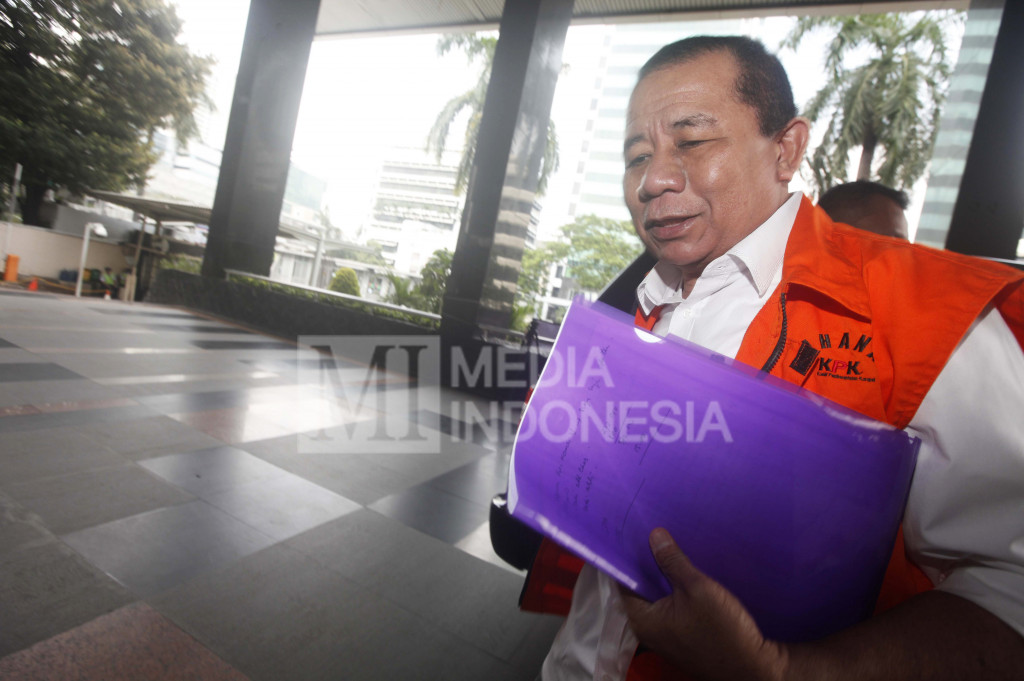 Mantan Kepala BPJN IX Maluku dan Maluku Utara Amran HI Mustary tiba di di Gedung KPK, Jakarta, Kamis (17/11/2016)
