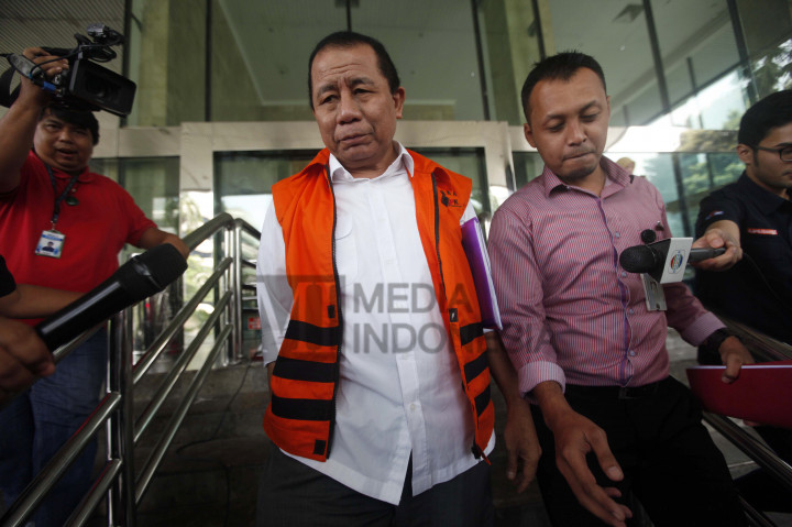 Mantan Kepala BPJN IX Maluku dan Maluku Utara Amran HI Mustary dikawal petugas keluar dari mobil tahanan di Gedung KPK, Jakarta, Kamis (17/11/2016)