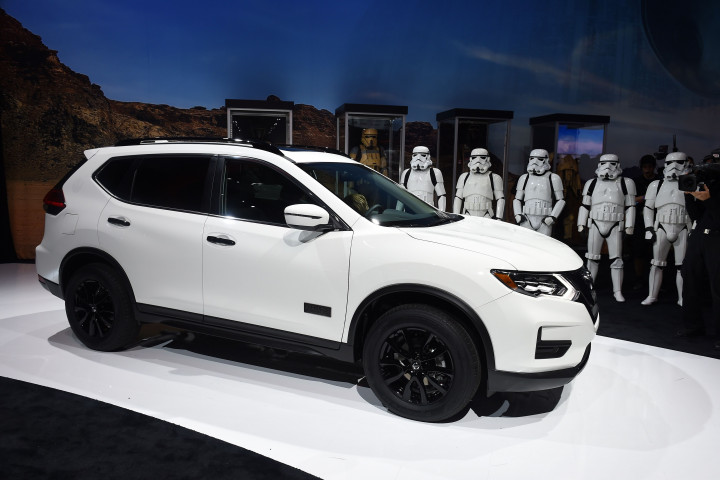 Storm Troopers 'mengawal' Nissan Rouge 1 Star Wars Limited Edition. AFP PHOTO / Robyn Beck