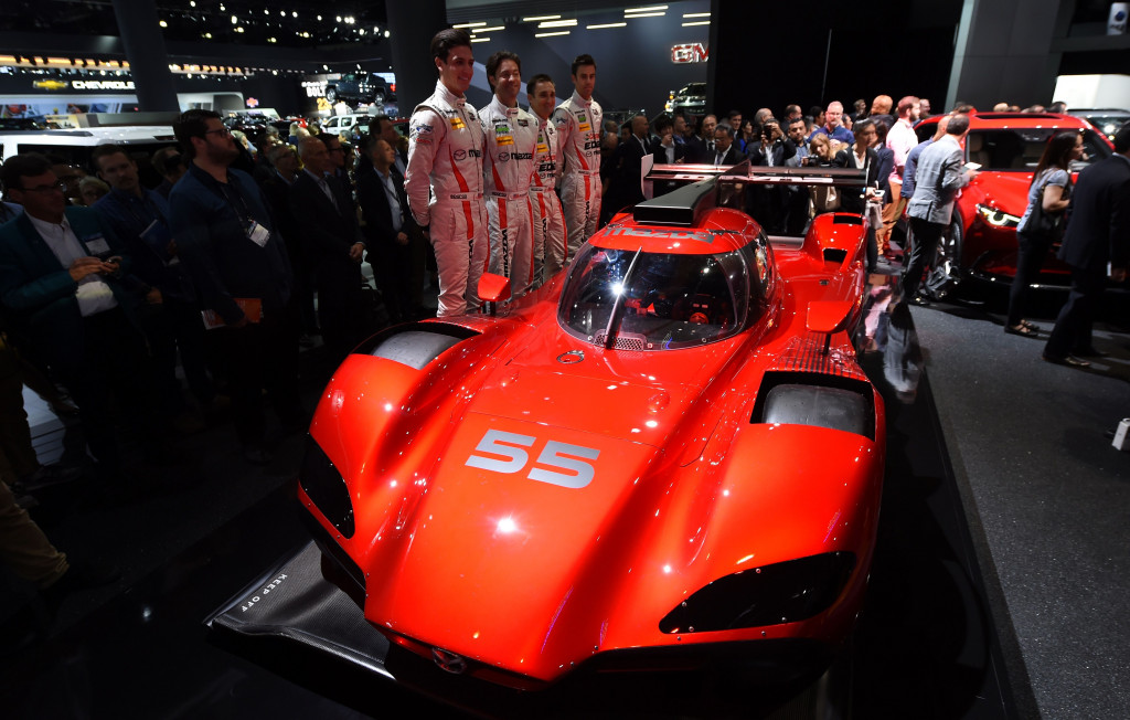 Awak tim balap Mazda Challenger mereriahkan peluncuran Mazda RT24-P DPi. AFP PHOTO / Robyn Beck