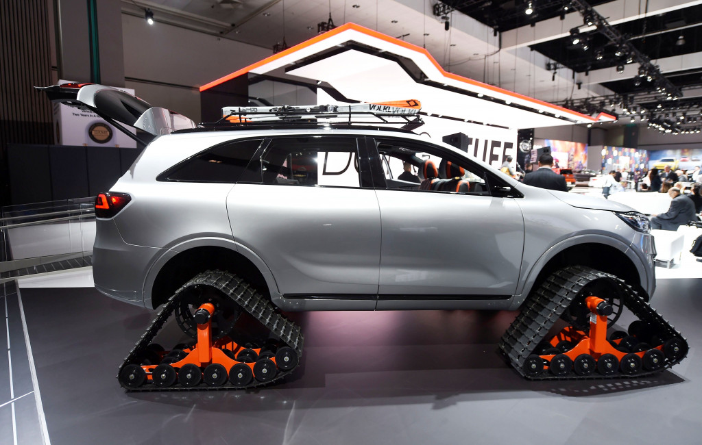 Mobil swa kemudi Kia Sorrento Ski Gondola dengan penggerak untuk melaju di medan bersalju. AFP PHOTO / Robyn Beck