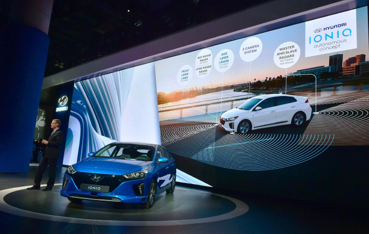 Mike O'Brien dari Hyundai Motors America mempekenalkan Hyundai Ioniq. AFP PHOTO / Frederic J. BROWN