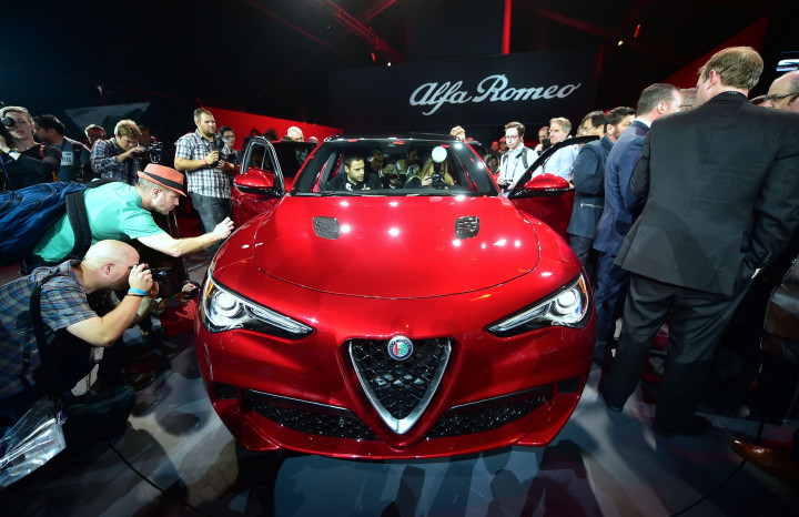 Kerumunan wartawan di sekeliling Alfa Romeo Stelvio. Ini adalah SUV pertama yang diproduksi produsen asal Italia yang legendaris tersebut. 