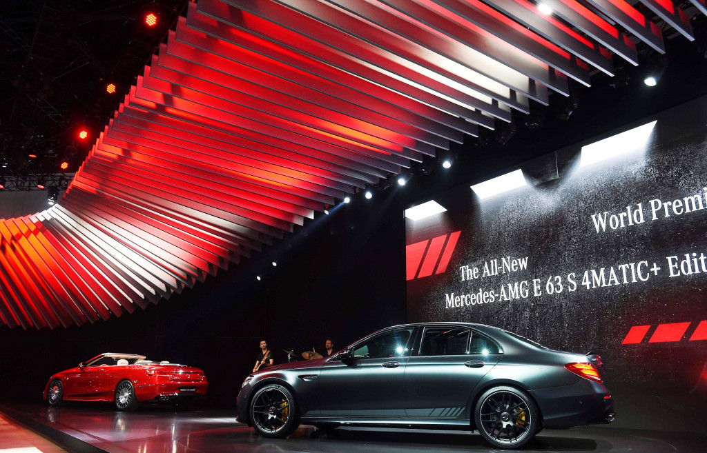 Mercedes-Maybach S650 Cabriolet (kiri) dan Mercedes AMG E 63 S Edition 1 (kanan) di arena Mercedes-Benz/Smart. Dua model ini masing-masing akan mulai dipasarkan pada 2017 dan 2018. AFP PHOTO / Robyn Beck