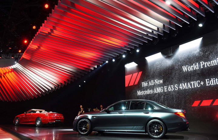 Mercedes-Maybach S650 Cabriolet (kiri) dan Mercedes AMG E 63 S Edition 1 (kanan) di arena Mercedes-Benz/Smart. Dua model ini masing-masing akan mulai dipasarkan pada 2017 dan 2018. AFP PHOTO / Robyn Beck