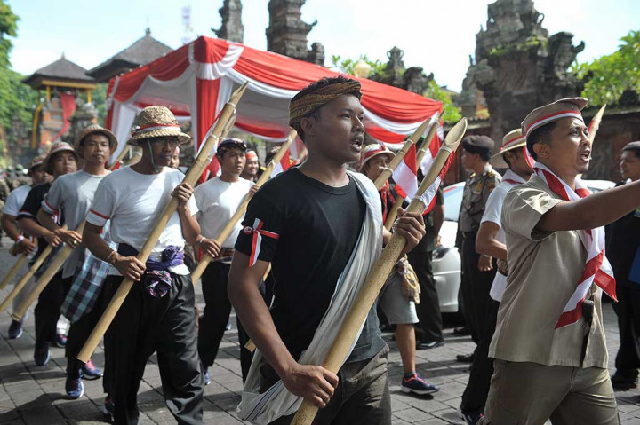 Sejumlah pelajar gerak jalan dengan mengenakan pakaian pejuang dalam kegiatan napak tilas perjuangan pahlawan nasional I Gusti Ngurah Rai di Denpasar, Bali, Kamis.