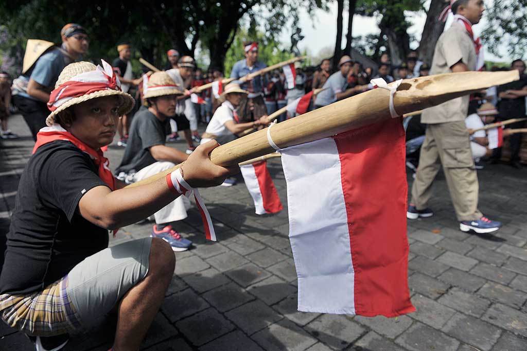 Pelajar menggelar teaterikal peperangan melawan Belanda dalam kegiatan napak tilas perjuangan pahlawan nasional I Gusti Ngurah Rai.