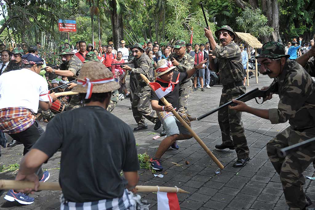 Pelajar menggelar teaterikal peperangan melawan Belanda dalam kegiatan napak tilas perjuangan pahlawan nasional I Gusti Ngurah Rai.