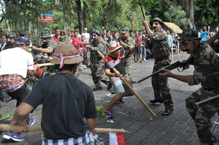 Pelajar menggelar teaterikal peperangan melawan Belanda dalam kegiatan napak tilas perjuangan pahlawan nasional I Gusti Ngurah Rai.
