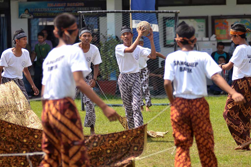 Peserta memainkan permainan sanggrep batik berasal dari Kabupaten Pekalongan saat mengikuti festival olahraga tradisional tingkat Jawa Tengah 2016 di Tegal, Jateng, Kamis.
