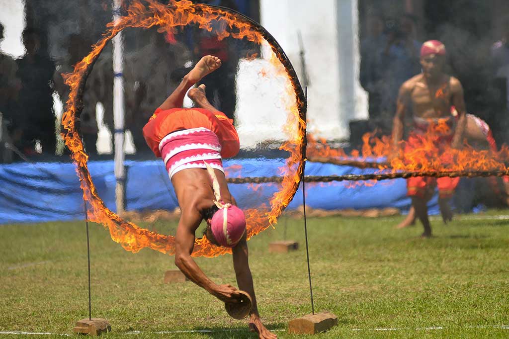 Peserta memainkan permainan candi batok yang berasal dari Kabupaten Kebumen.