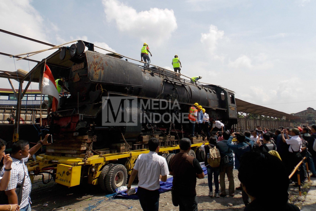 Lokomotif Uap Kuno Buatan Jerman Tiba di Solo
