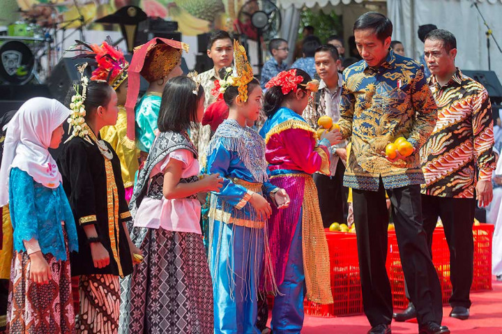 Presiden didampingi Menteri Pertanian Amran Sulaiman membagikan buah jeruk asli Indonesia kepada sejumlah anak pada acara pembukaan Fruit Indonesia 2016.