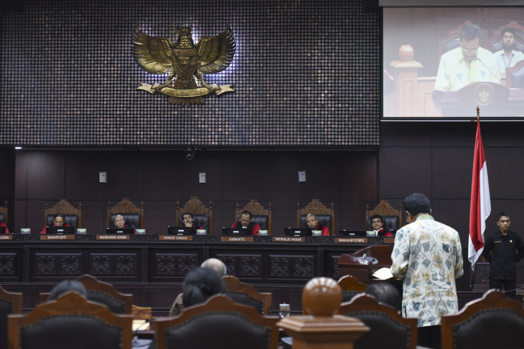 Hakim MK mendengarkan keterangan dari Gubernur DI Yogyakarta Sri Sultan HB X (kanan) saat sidang uji materi Undang-undang tentang Keistimewaan DIY di Mahkamah Konstitusi, Jakarta, Kamis (17/11/2016).