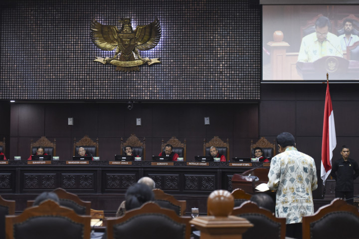 Hakim MK mendengarkan keterangan dari Gubernur DI Yogyakarta Sri Sultan HB X (kanan) saat sidang uji materi Undang-undang tentang Keistimewaan DIY di Mahkamah Konstitusi, Jakarta, Kamis (17/11/2016).