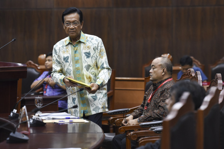 Gubernur DI Yogyakarta Sri Sultan HB X (kiri) bersama Wakil Gubernur Yogyakarta Paku Alam X menghadiri sidang uji materi Undang-undang tentang Keistimewaan DIY di Mahkamah Konstitusi, Jakarta, Kamis (17/11/2016).