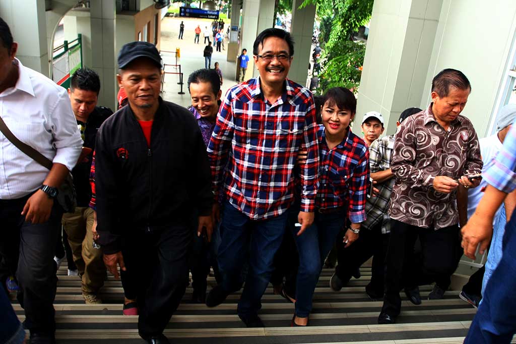Metrotvnews.com, Jakarta: Calon wakil gubernur DKI Jakarta Djarot Saiful Hidayat (tengah) bersama istrinya Happy Farida (kedua kanan) tiba di Stasiun Kebayoran Lama, Jakarta, Kamis.