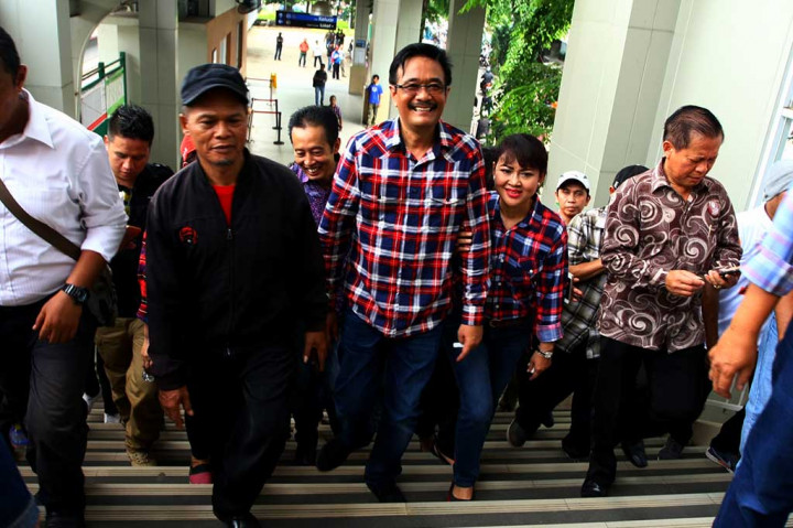 Metrotvnews.com, Jakarta: Calon wakil gubernur DKI Jakarta Djarot Saiful Hidayat (tengah) bersama istrinya Happy Farida (kedua kanan) tiba di Stasiun Kebayoran Lama, Jakarta, Kamis.
