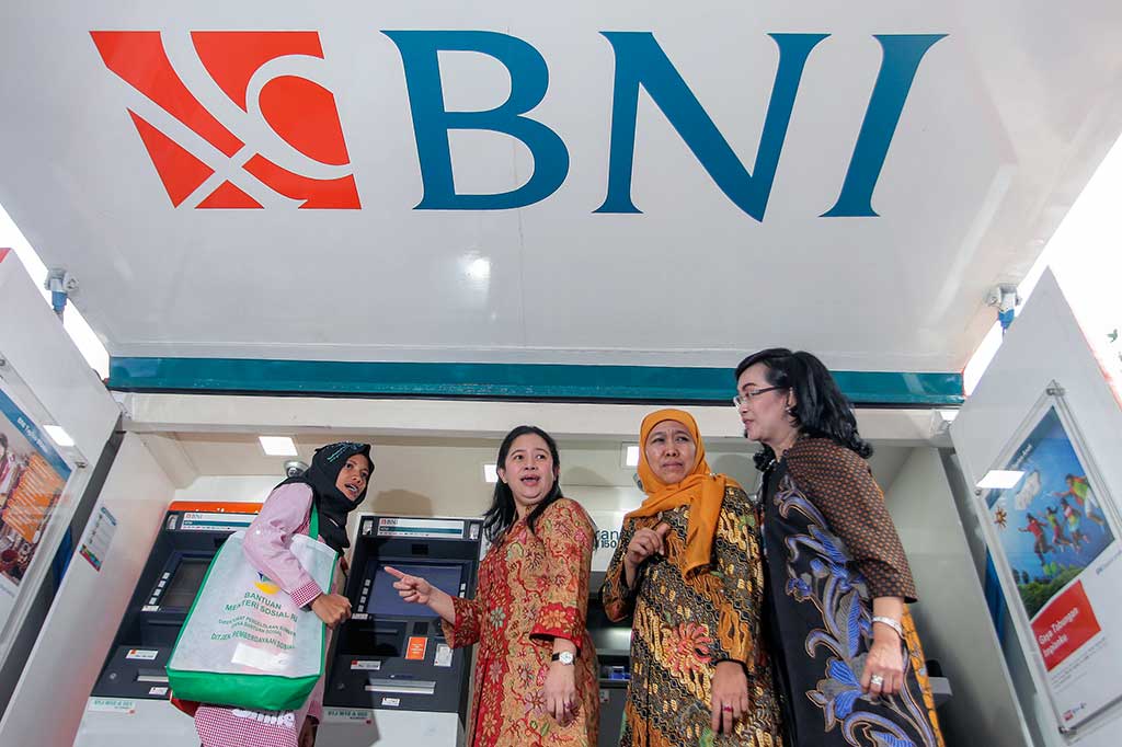 Menko PMK Puan Maharani (kedua kiri) bersama Menteri Sosial Khofifah Indar Parawansa (ketiga kiri) dan Direktur Hubungan Kelembagaan & Transaksional Perbankan BNI Adi Sulistyowati berbincang dengan warga penerima Program Keluarga Harapan (PKH) usai peluncuran Penyaluran Bantuan Sosial Non Tunai PKH tahun 2016 di Jakarta, Kamis.