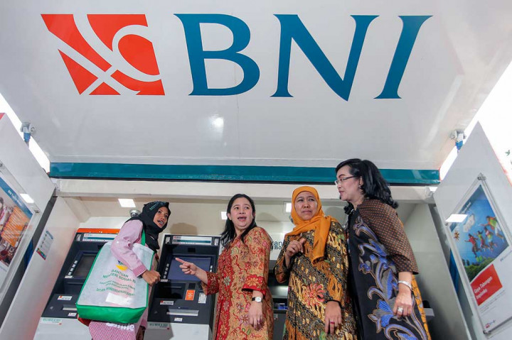 Menko PMK Puan Maharani (kedua kiri) bersama Menteri Sosial Khofifah Indar Parawansa (ketiga kiri) dan Direktur Hubungan Kelembagaan & Transaksional Perbankan BNI Adi Sulistyowati berbincang dengan warga penerima Program Keluarga Harapan (PKH) usai peluncuran Penyaluran Bantuan Sosial Non Tunai PKH tahun 2016 di Jakarta, Kamis.