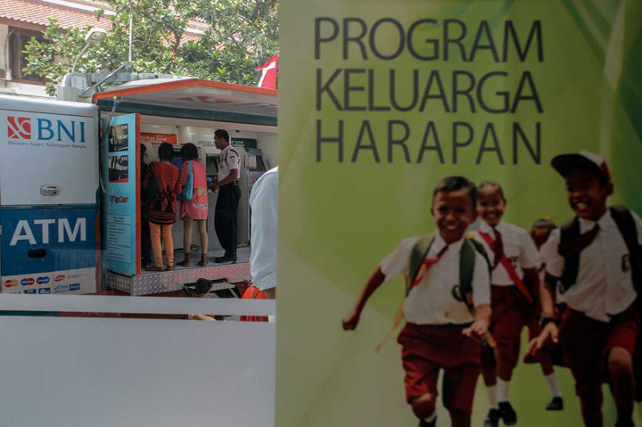 Warga mengaktifkan Kartu PKH di gerai ATM BNI usai peluncuran Penyaluran Bantuan Sosial Non Tunai PKH tahun 2016 di Jakarta.