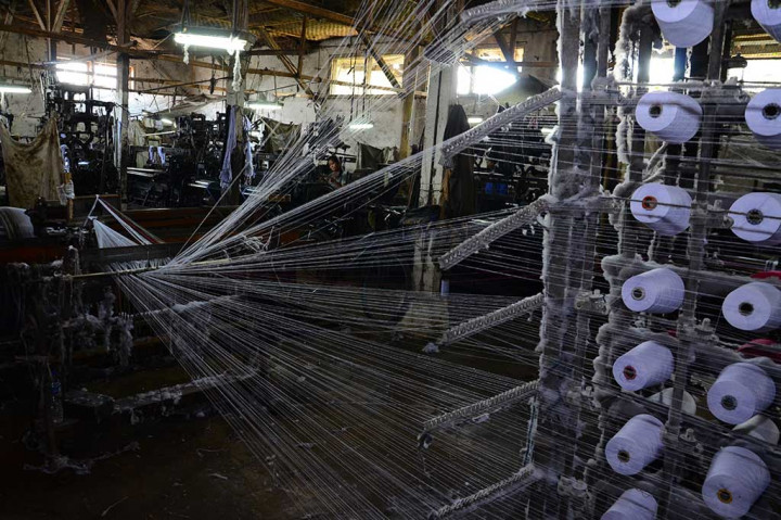 Tenun Lokal Terimpit Produk Impor