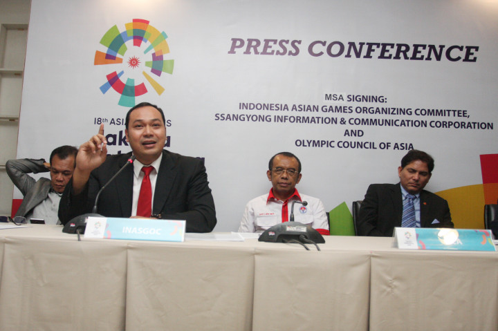 Wakil Presiden Indonesia Asian Games Organizing Committee (INASGOC) Muddai Madang (kiri), Deputi III INASGOC Anton Soebowo (kedua kiri), Deputi IV Bidang Peningkatan Prestasi Kemenpora Gatot Dewa Broto (kedua kanan), dan Direktur International & NOC Relation OCA Vinod Tiwari (kanan) memberikan keterangan pers mengenai Sistem informasi terintegrasi Pelaksana Asian Games 2018 (INASGOC) di Jakarta, Kamis (17/11/2016).