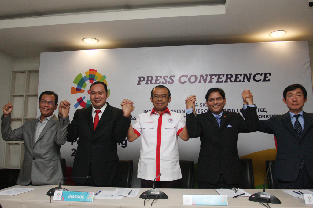 Wakil Presiden Indonesia Asian Games Organizing Committee (INASGOC) Muddai Madang (kiri), Deputi III INASGOC Anton Soebowo (kedua kiri), Deputi IV Bidang Peningkatan Prestasi Kemenpora Gatot Dewa Broto (tengah), Direktur International & NOC Relation OCA Vinod Tiwari (kedua kanan), CEO SICC Ssangyong Seung Gi Kim (kanan) saling bergandengan tangan usai memberikan keterangan pers mengenai sistem informasi terintegrasi Pelaksana Asian Games 2018 (INASGOC) di Jakarta, Kamis (17/11/2016).