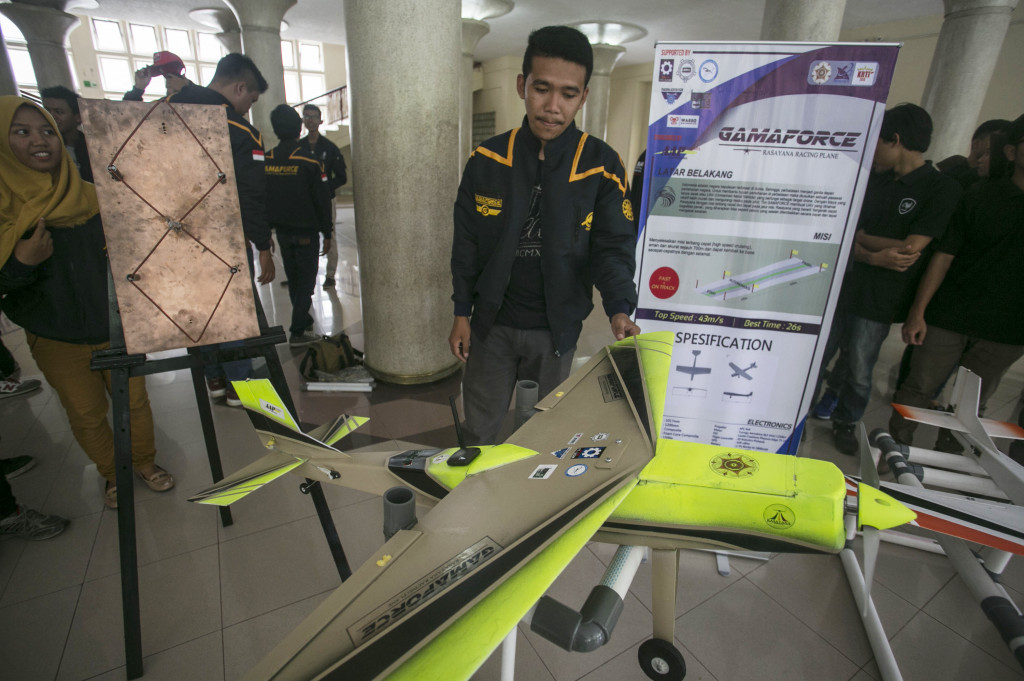 Mahasiswa menunjukkan robot terbang karya tim 'Gamaforce' Universitas Gajah Mada (UGM) di gedung Balairung, UGM, DI Yogyakarta, Kamis (17/11/2016
