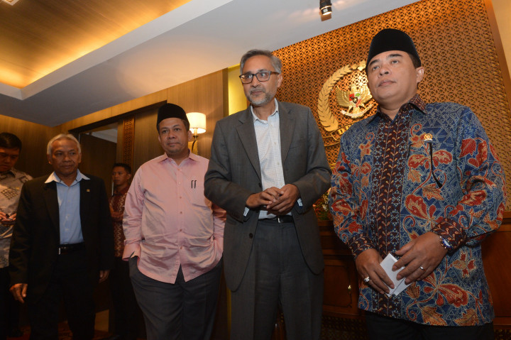 Ketua DPR Ade Komarudin (kanan) didampingi Wakil Ketua Fahri Hamzah (kedua kiri) dan Agus Hermanto (kiri) berjalan bersama Duta Besar Inggris untuk Indonesia Moazzam Malik (kedua kanan) usai pertemuan di Kompleks Parlemen, Senayan, Jakarta, Kamis (17/11/2016)