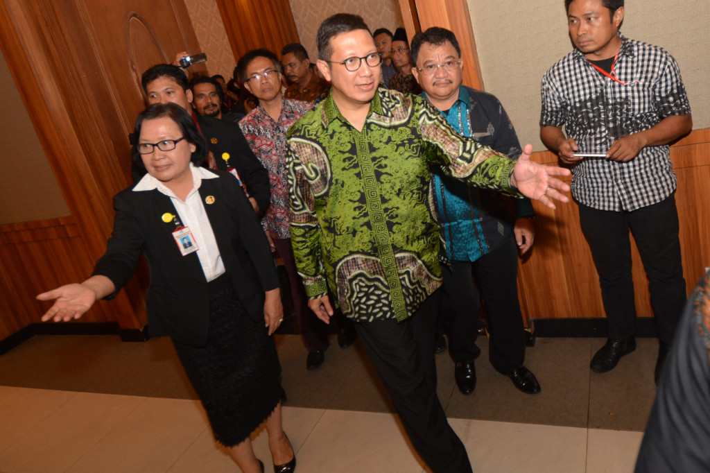 Menteri Agama Lukman Hakim Saifuddin (tengah) disambut Ketua Umum Majelis Sinode Gereja Kristen Sulawesi Tengah (GKST) Pdt Yuberlian Padele (kiri) saat menghadiri pembukaan Sidang Sinode ke-46 GKST di Palu, Sulawesi Tengah, Kamis (17/11/2016)