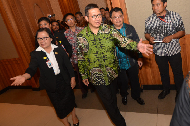 Menteri Agama Lukman Hakim Saifuddin (tengah) disambut Ketua Umum Majelis Sinode Gereja Kristen Sulawesi Tengah (GKST) Pdt Yuberlian Padele (kiri) saat menghadiri pembukaan Sidang Sinode ke-46 GKST di Palu, Sulawesi Tengah, Kamis (17/11/2016)