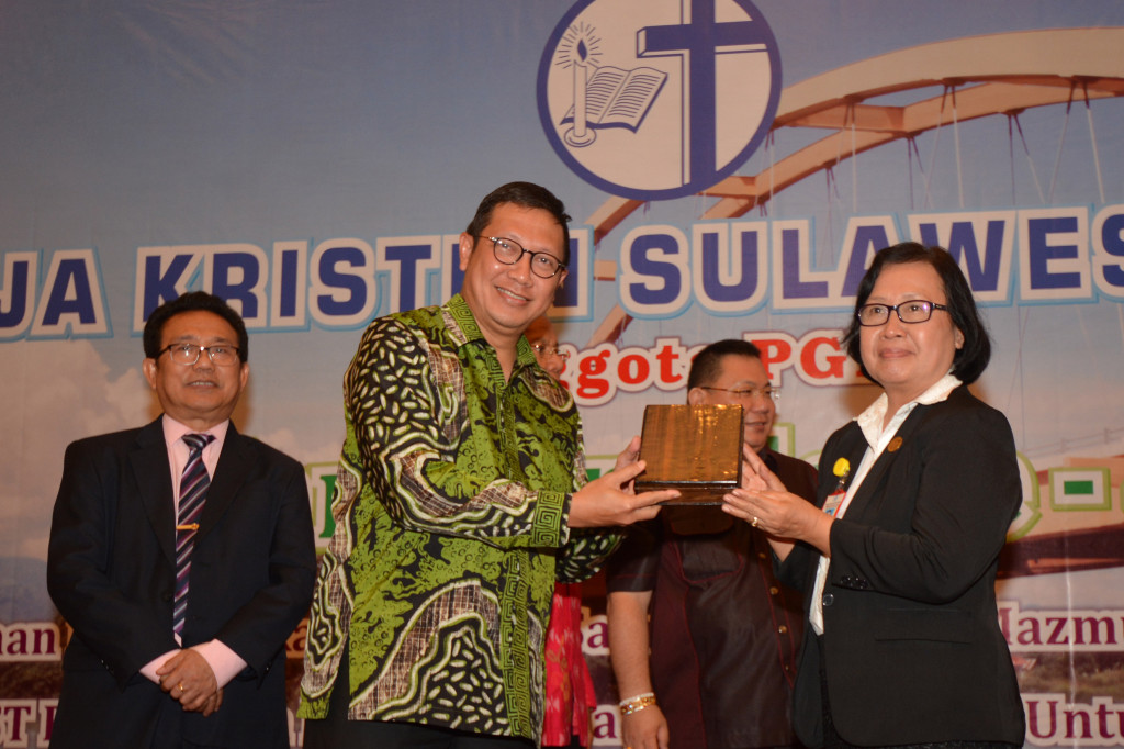 Menteri Agama Lukman Hakim Saifuddin (kedua kiri) menerima cindera mata dari Ketua Umum Majelis Sinode Gereja Kristen Sulawesi Tengah (GKST) Pdt Yuberlian Padele (kanan) saat pembukaan Sidang Sinode ke-46 GKST di Palu, Sulawesi Tengah, Kamis (17/11/2016)