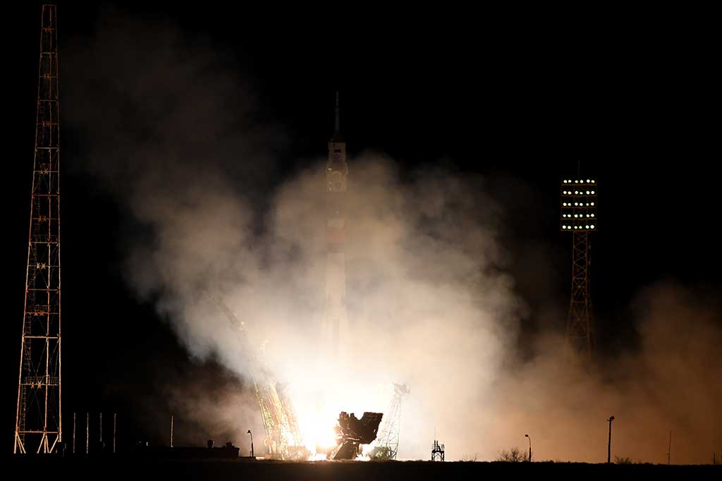 Awak Soyuz MS-03 adalah kosmonot Oleg Novitsky, austronot Amerika Serikat Peggy Whitson dan austronot Badan Antariksa Eropa Thomas Pesquet dari Prancis. Mereka disiapkan untuk berada di stasiun luar angkasa selama 180 hari.