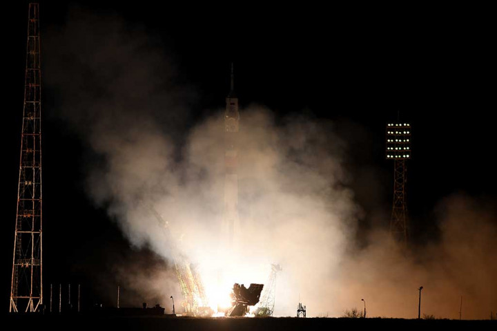 Awak Soyuz MS-03 adalah kosmonot Oleg Novitsky, austronot Amerika Serikat Peggy Whitson dan austronot Badan Antariksa Eropa Thomas Pesquet dari Prancis. Mereka disiapkan untuk berada di stasiun luar angkasa selama 180 hari.