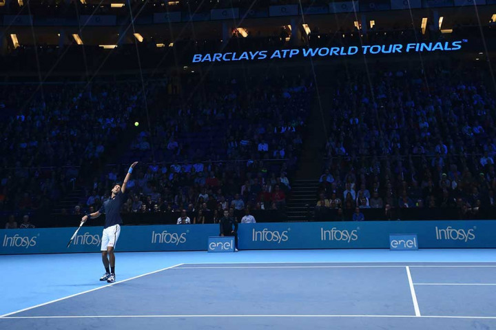 Novak Djokovic melancarkan servis ke arah petenis Belgia David Goffin pada laga Grup Ivan Lendl di O2 Arena, Kamis.