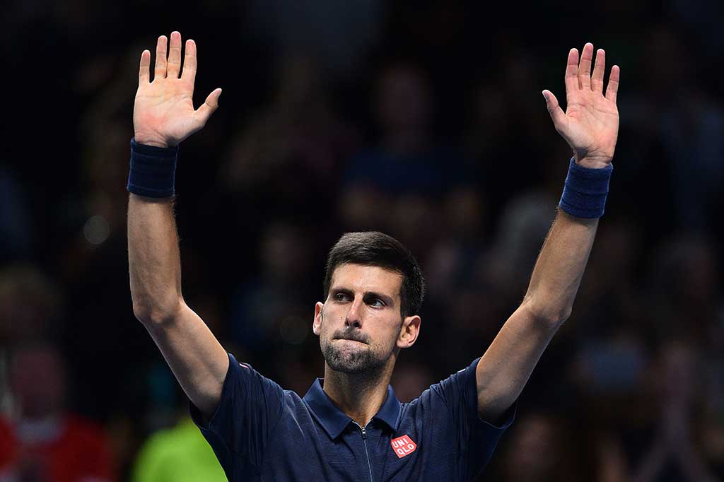 Petenis Serbia itu dapat merebut kembali peringkat satu dunia dari Murray jika ia memenangi gelar kelimanya secara beruntun di London.