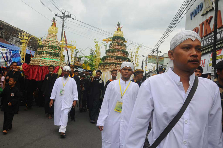 Warga Jatinom Kirab Gunungan Apem Yaa Qowiyuu