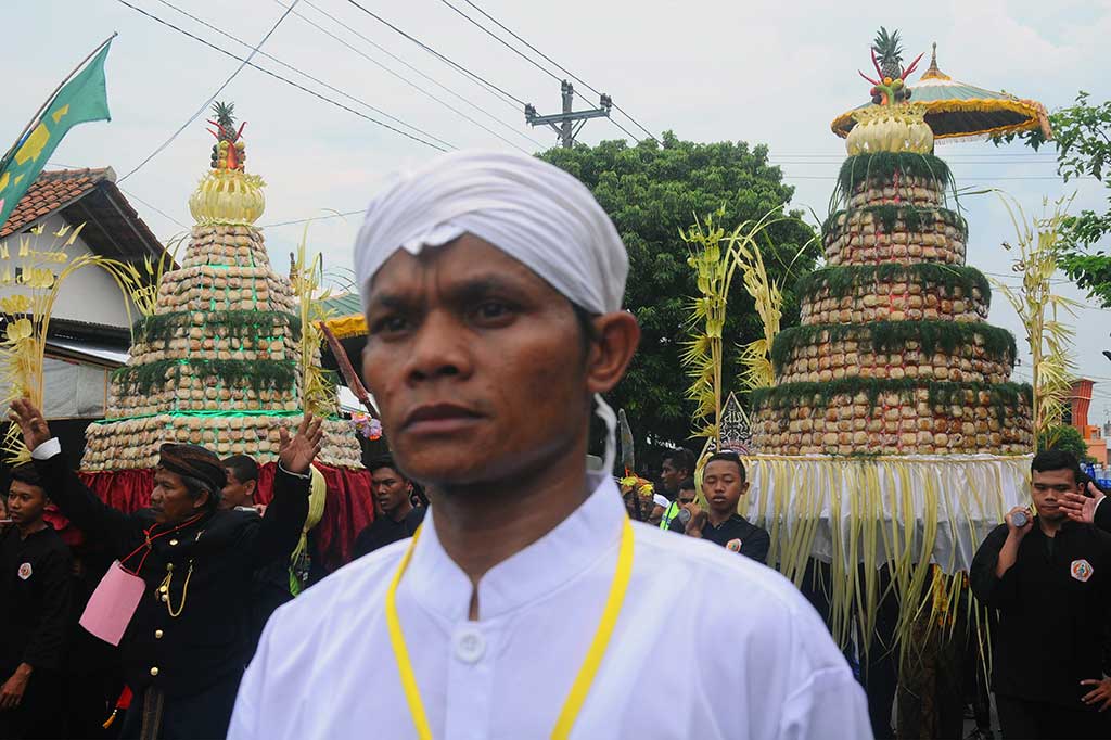 Warga Jatinom Kirab Gunungan Apem Yaa Qowiyuu