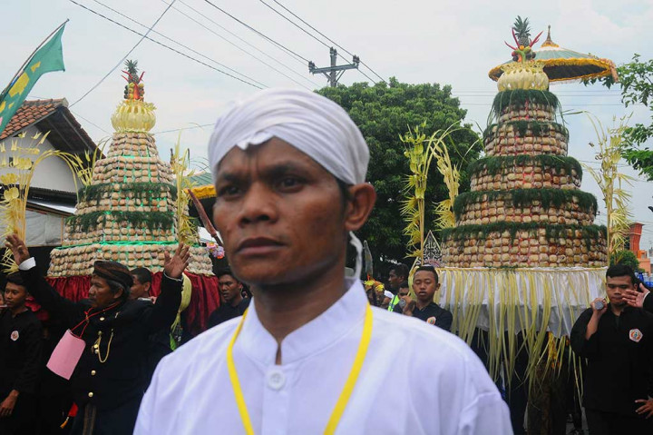 Warga Jatinom Kirab Gunungan Apem Yaa Qowiyuu