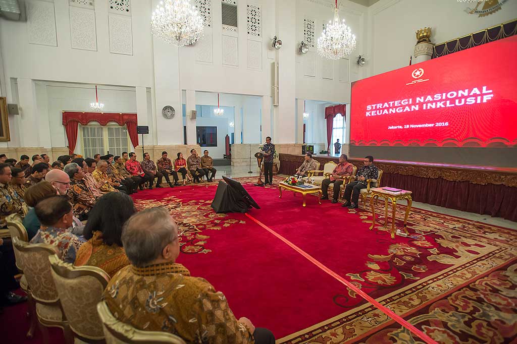Presiden Joko Widodo didampingi Menko Perekonomian Darmin Nasution (kedua kiri), Gubernur Bank Indonesia Agus Martowardojo (kiri), dan Ketua Dewan Komisioner OJK Muliaman D. Hadad meresmikan peluncuran Strategi Nasional Keuangan Inklusif di Istana Negara, Jakarta, Jumat.