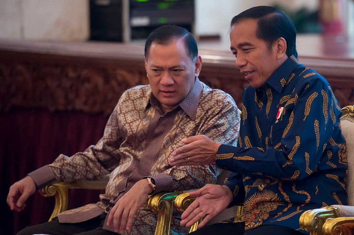 Presiden berbincang dengan Gubernur BI Agus Martowardojo saat menghadiri acara peluncuran Strategi Nasional Keuangan Inklusif.