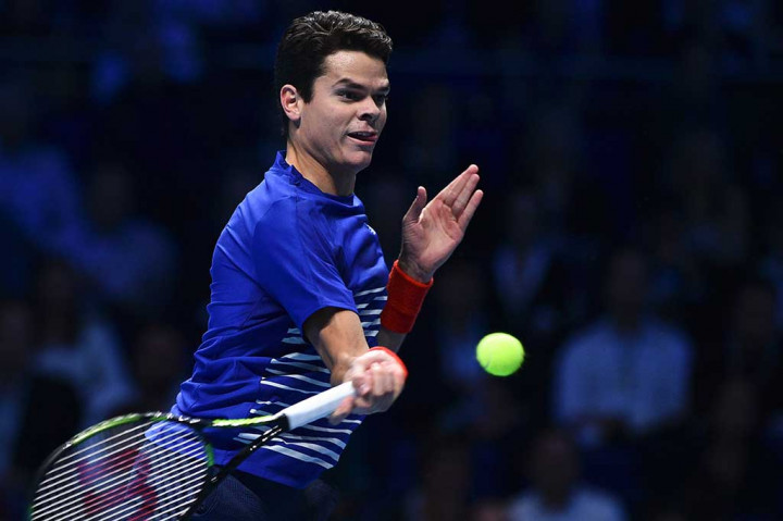 Milos Raonic melancarkan pukulan smes ke arah Dominic Thiem pada pertandingan ketiga Grup Ival Lendl di The O2 Arena, Kamis.