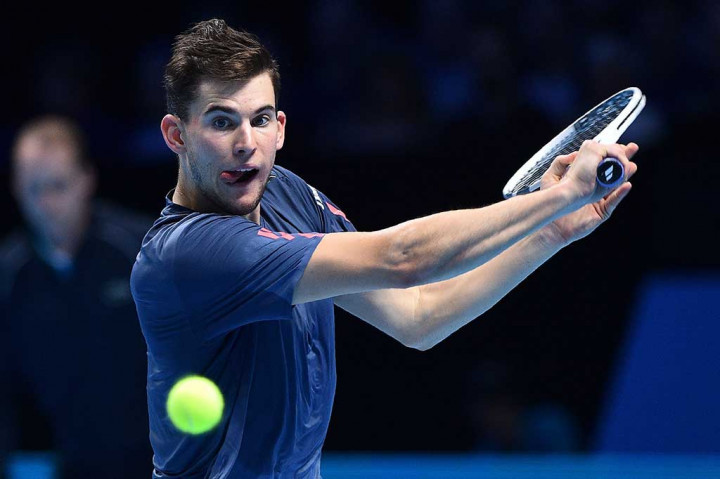 Thiem berusaha mengembalikan bola ke arah Raonic.