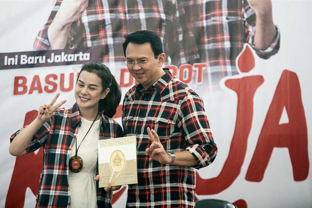 Calon gubernur DKI Jakarta Basuki Tjahaja Purnama berfoto bersama artis Astrid Tiar di Rumah Lembang, Jakarta, Jumat. Astrid berharap Ahok dapat memenangi Pilkada DKI Jakarta 2017, sehingga seluruh program pembanguna  Ibu Kota dapat berjalan dengan baik