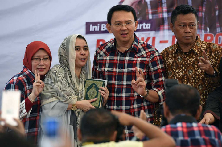 Selain itu, warga juga banyak yang antre untuk meminta foto bersama dengan Ahok.