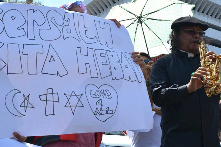 Hari Toleransi Internasional yang jatuh pada Rabu (16/11) lalu diperingati dengan serangkaian aksi damai berupa teaterikal, orasi, pembacaan puisi, doa bersama dan lain-lain.