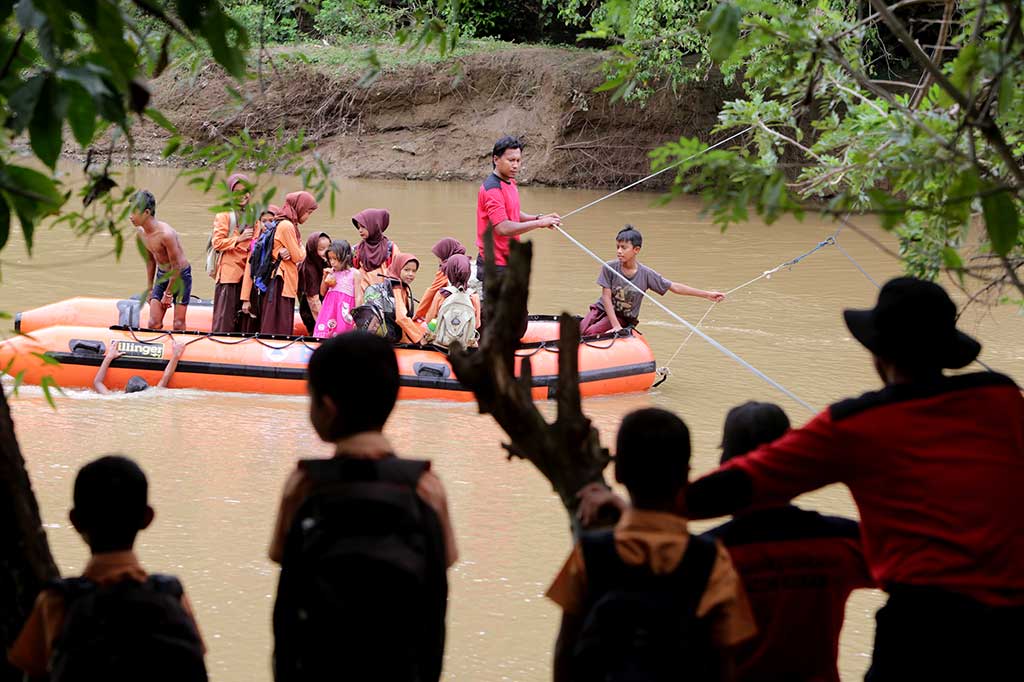 Jembatan Putus, Pelajar Seberangi Sungai dengan Perahu Karet