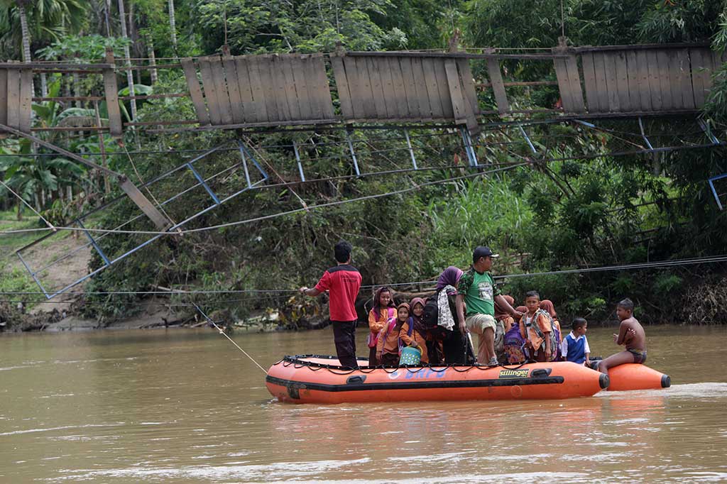 Jembatan Putus, Pelajar Seberangi Sungai dengan Perahu Karet