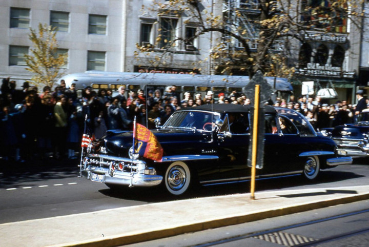 Lincoln Cosmopolitan (1950-1965) digunakan oleh Presiden Harry Truman, Dwight Eisenhower dan John F. Kennedy. Model atap terbuka masih jadi pilihan dengan alasan agar mudah bagi warga melibat presidennya. Tapi demi keselamatan, maka dipasang kanopi tembus pandang anti peluru sebagai pengganti atap.  (gearpatrol.com)